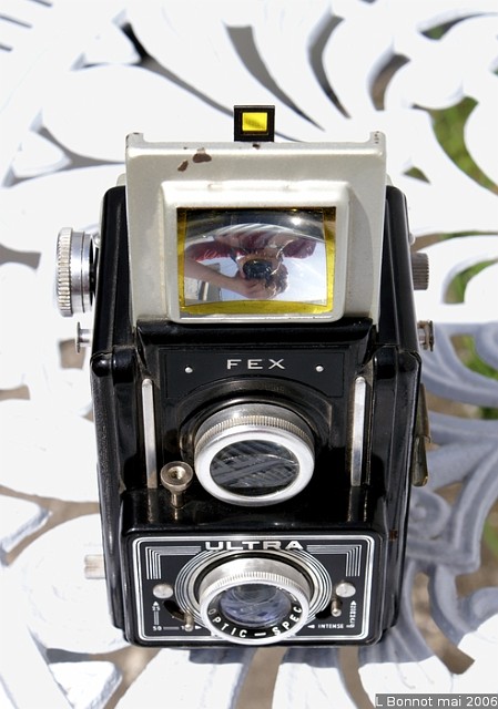 PICT0099.JPG - ULTRA-REFLEX fabriqué par FEX : appareil réalisé en bakélite et dos métallique au format 6 X 6.Au dessus du bloc objectif-obturateur, un miroir a été monté à 45° derrière un deuxième objectif afin d'obtenir une visée de type reflex.Année de début de production : 1950.