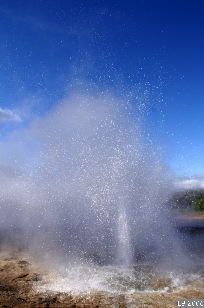 PICT0807.JPG - GEYSIR : le "geyser" Strokkur jaillit jusqu'à 30m de haut, toutes les dix minutes environ.