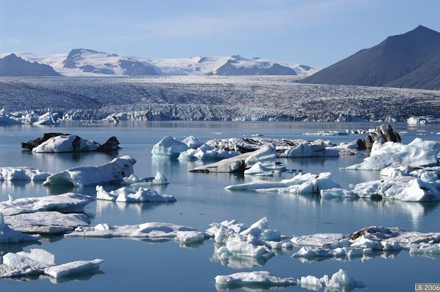 PICT1322.JPG - Lac pro-glaciaire de Jökulsarlon : calotte Vatnajökull et langue Breidamerkurjökull  (au niveau de la mer)