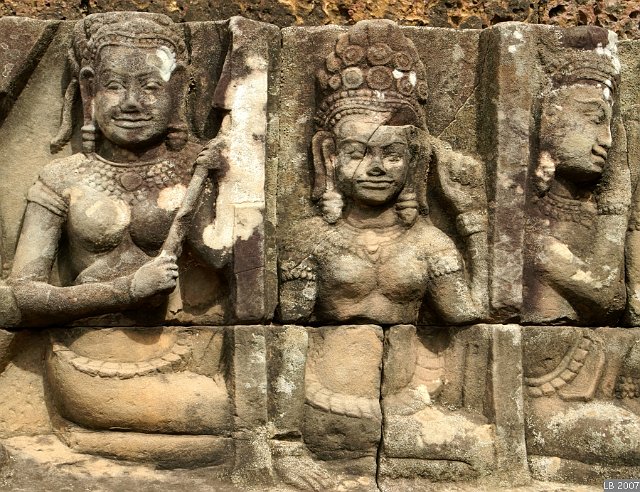 PICT5439.JPG - ANGKOR THOM : terrasse du roi lépreux, aménagée par Jayavarman VIII (rène de 1243 à 1295)