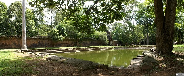 PICT5571_pano_1.JPG - ANGKOR THOM : bassins du palais royal