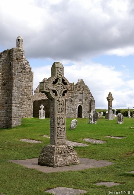 PICT3421.JPG - Monastère de Clonmacnoise: fondé en 545 par saint Kieran, l'un des plus importants d'Irlande.Croix celtique des saintes écritures (IXe ou Xe siècle)